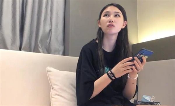大长腿身高近1.8米的高端外围冷艳型超模,连叫床都很冷艳,穿着这么短的热裤就来了,站起比男的高一个头,边吃奶边干很方便