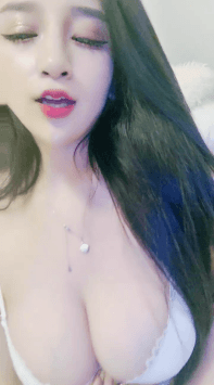 ₩ 熙熙baby 巨乳的妹妹全裸热舞抖奶震撼全场超级诱惑 图 02