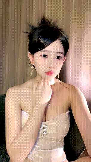 ⚜️高端女神~完美无瑕 18岁昆明女模 看她自慰喷水~过瘾! 图 01