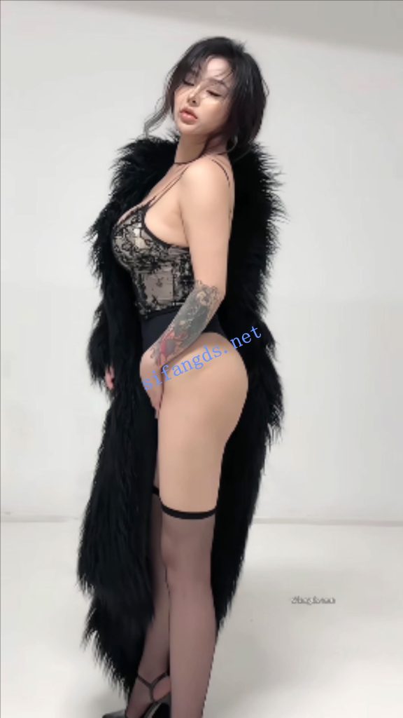 重磅重庆巨乳网红谢佳佳各种情趣内衣秀豪乳露奶又大又软【29V】【112M】