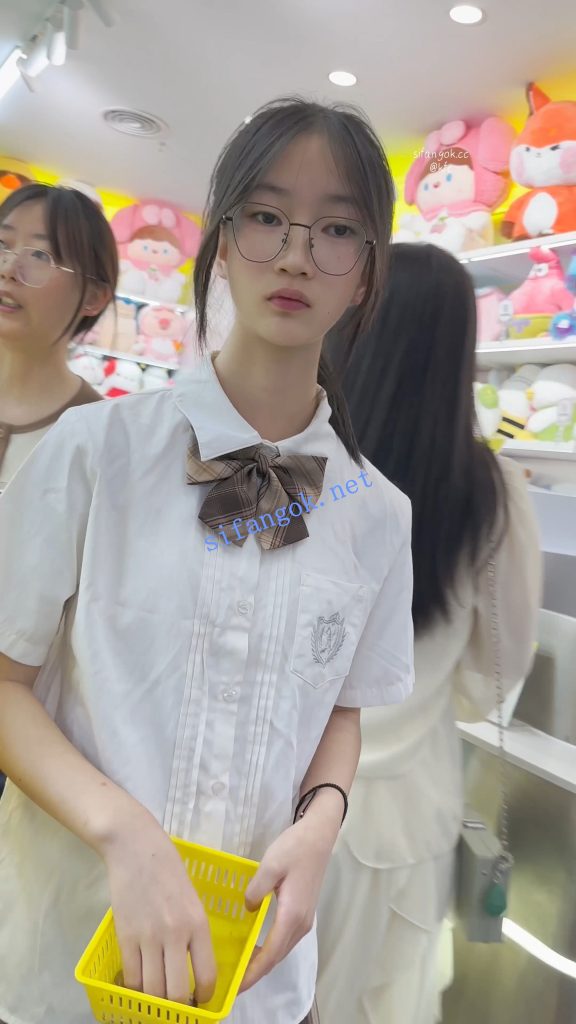 【KFC】JK学生妹和闺蜜抓娃娃·清纯可爱的妹妹白色内尿黄了【1V】【935M】