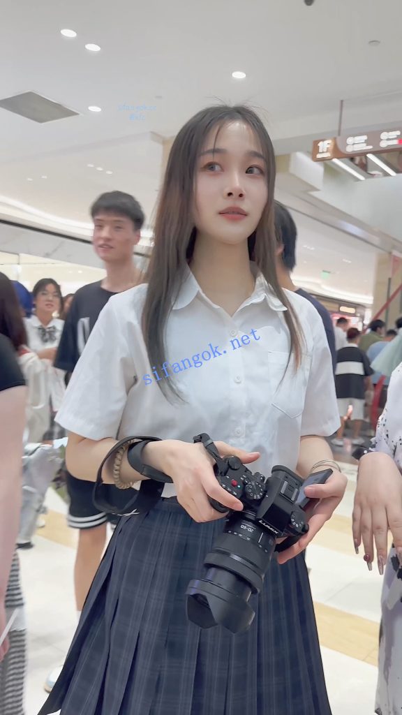 【KFC】JK制服摄影师·翘起屁股专注拍摄·粉色窄内也在被我拍【1V】【1.46G】