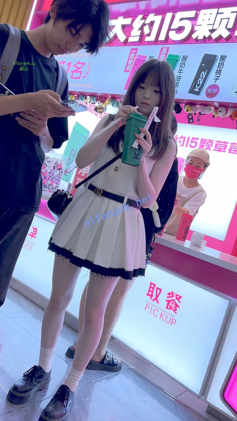 【KFC】可爱萌妹和男友甜蜜买奶茶·短裙灰色无痕内内很嫩