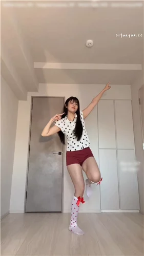 推特裸舞小美女 yum707玉米 5月VIP裸舞福利 法修散打屁股比心 图 01