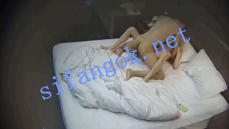 寂寞黄毛精神小妹三天约炮两男~打桩机式疯狂插入~好厉害 图 02